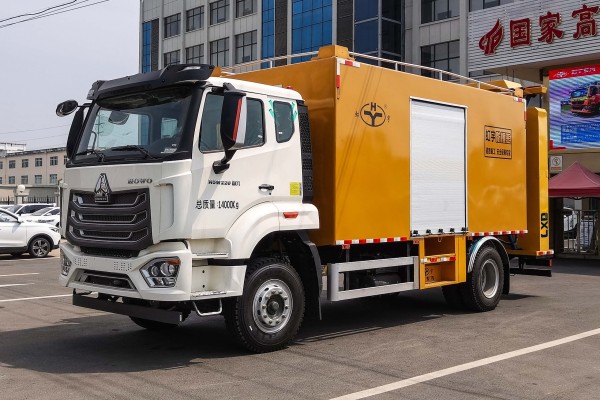 重汽多功能箱式100K防撞緩沖車(chē)